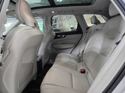 2023 Volvo XC60 Recharge Plug-In Hybrid Plus Bright Theme