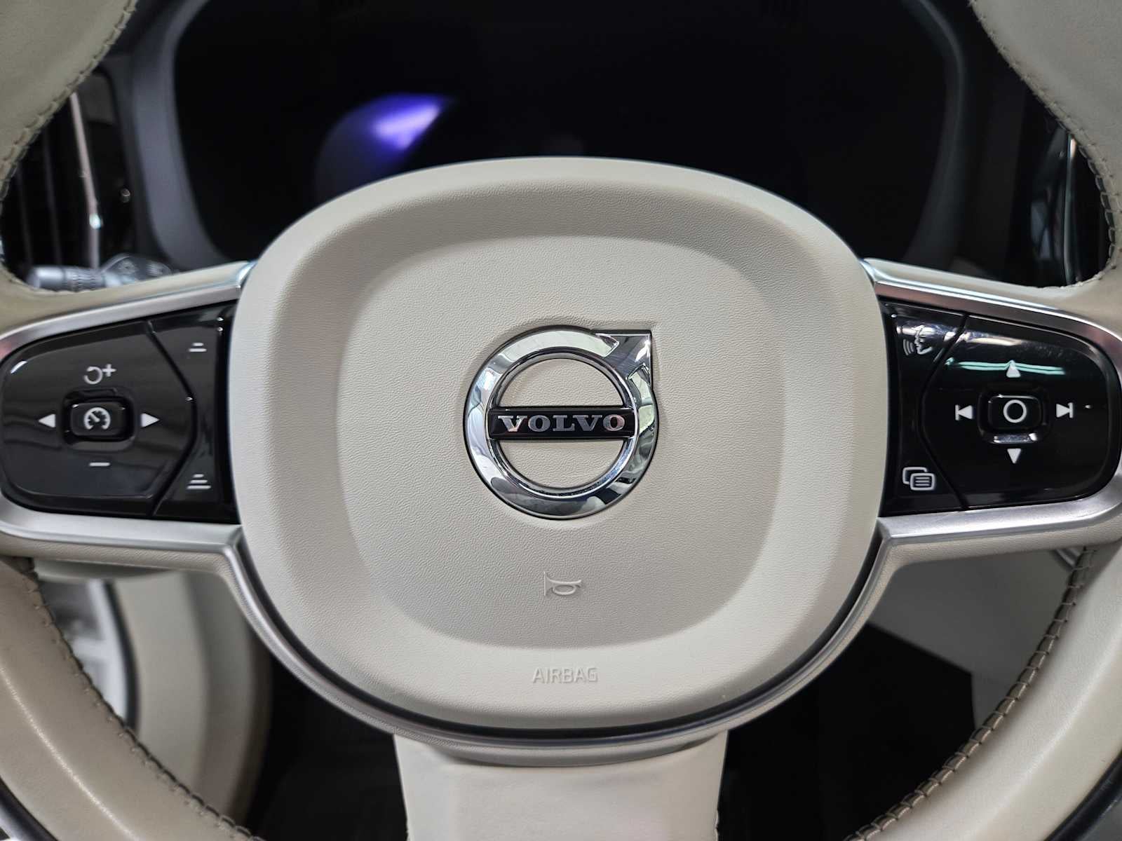 2023 Volvo XC60 Recharge Plug-In Hybrid Plus Bright Theme