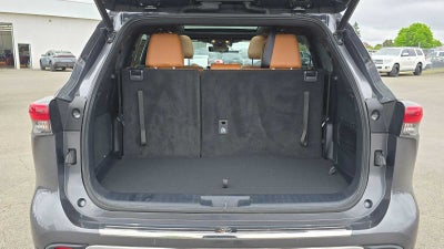 2022 Toyota Highlander Hybrid Platinum