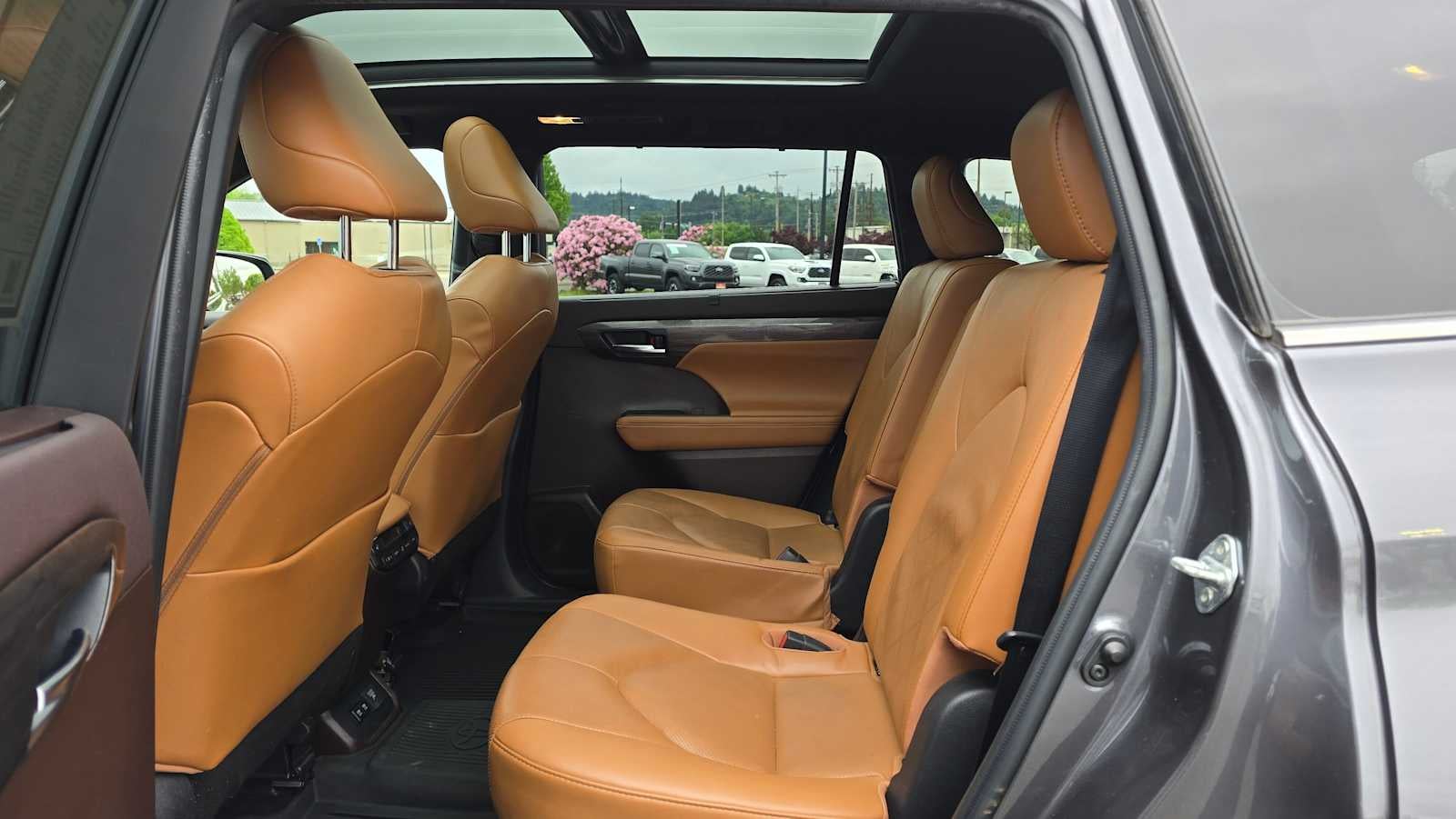 2022 Toyota Highlander Hybrid Platinum