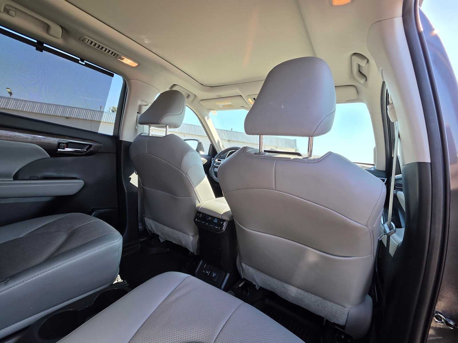 2023 Toyota Highlander Hybrid Platinum