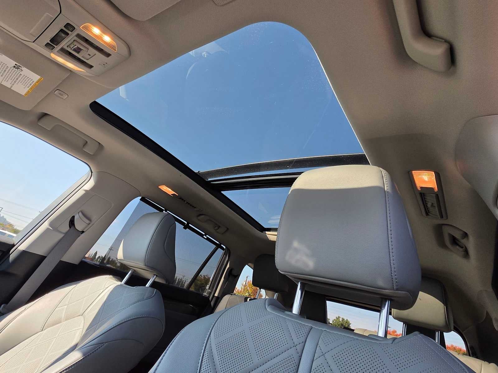 2023 Toyota Highlander Hybrid Platinum
