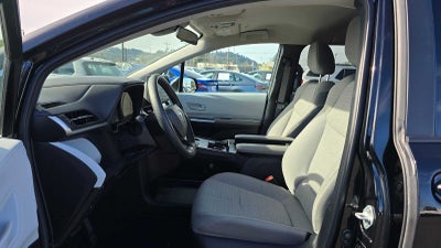 2025 Toyota Sienna LE