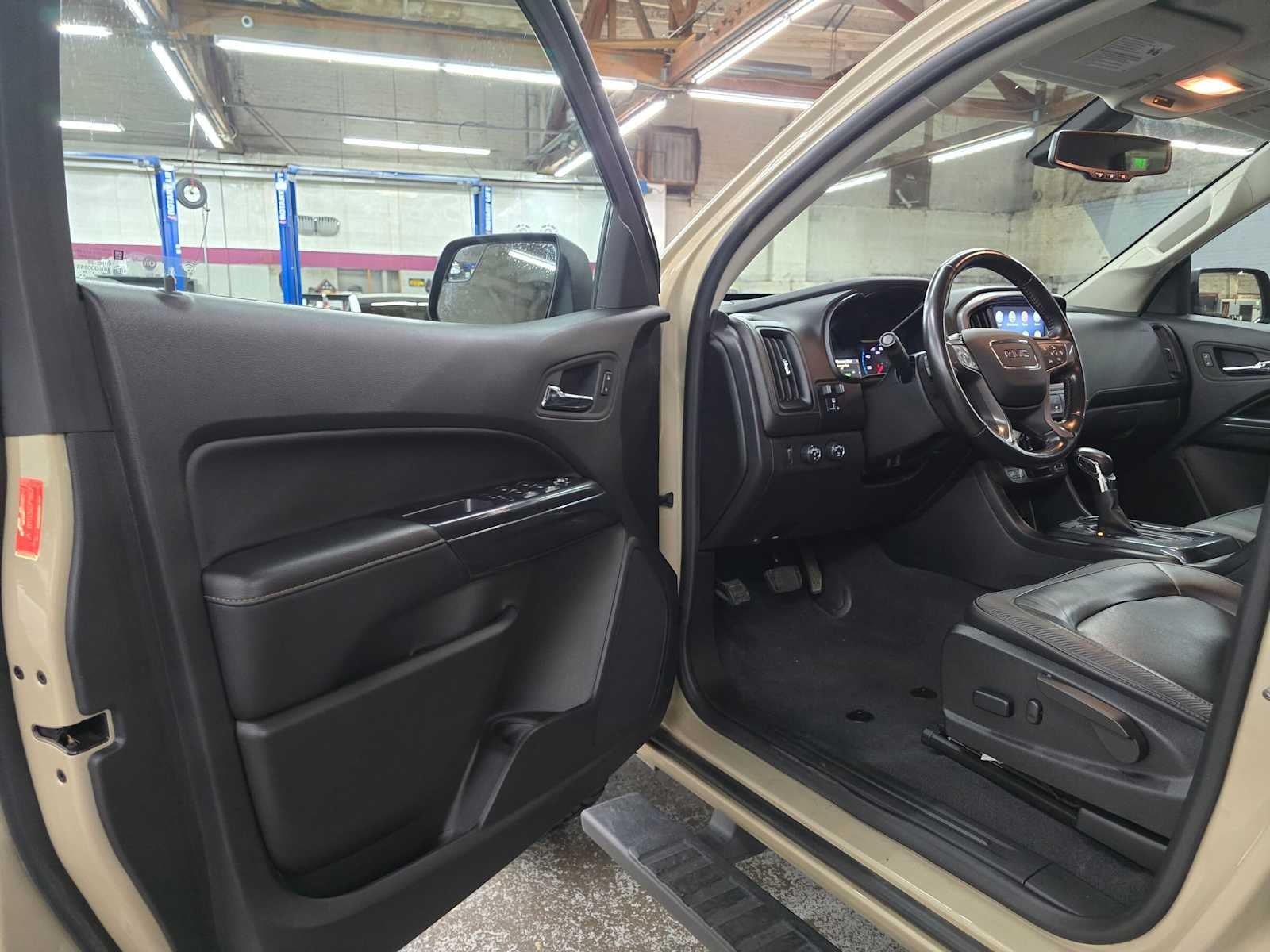 2022 GMC Canyon 4WD AT4 w/Leather