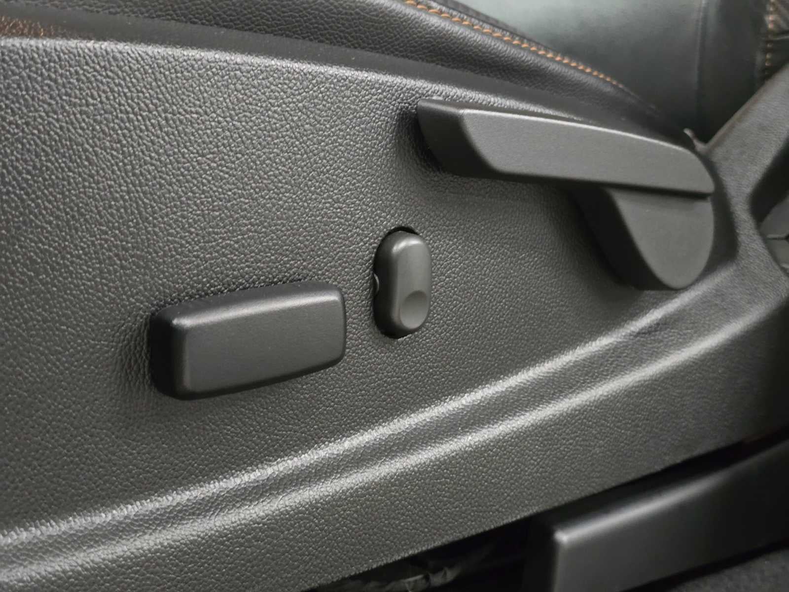 2022 GMC Canyon 4WD AT4 w/Leather
