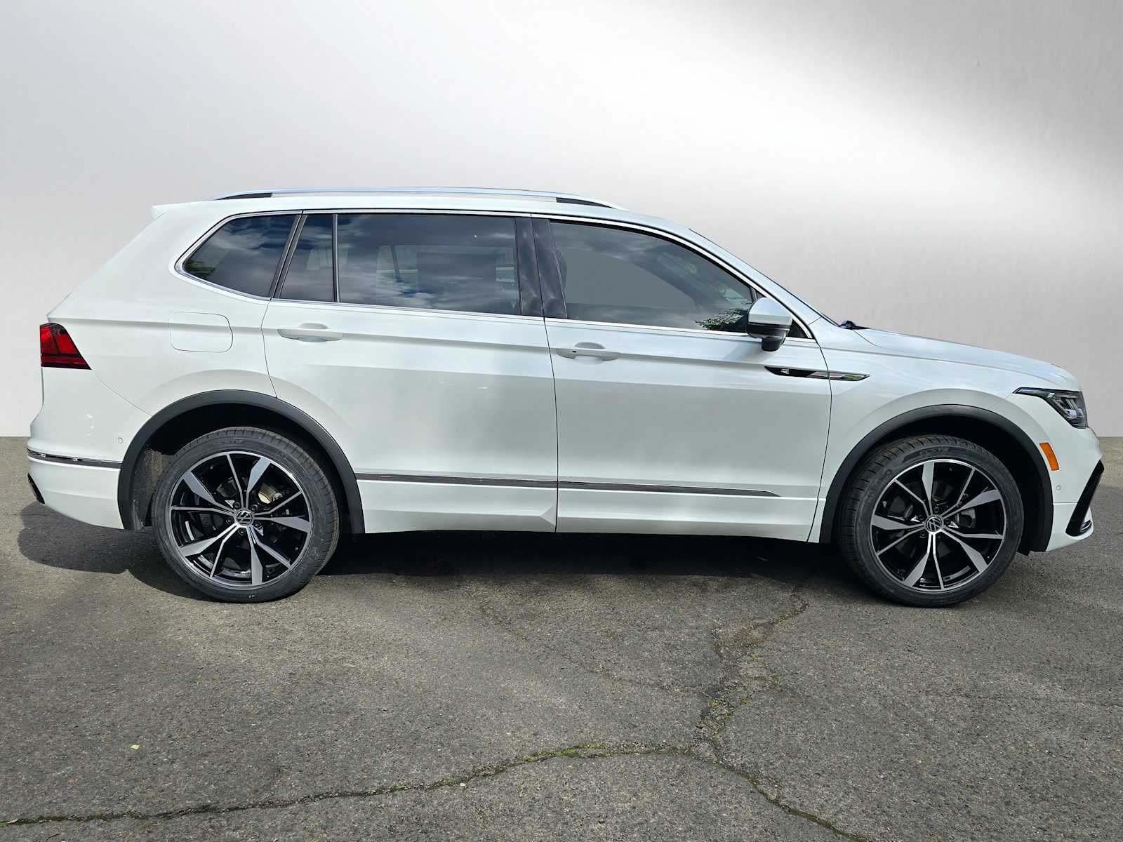 2023 Volkswagen Tiguan SEL R-Line