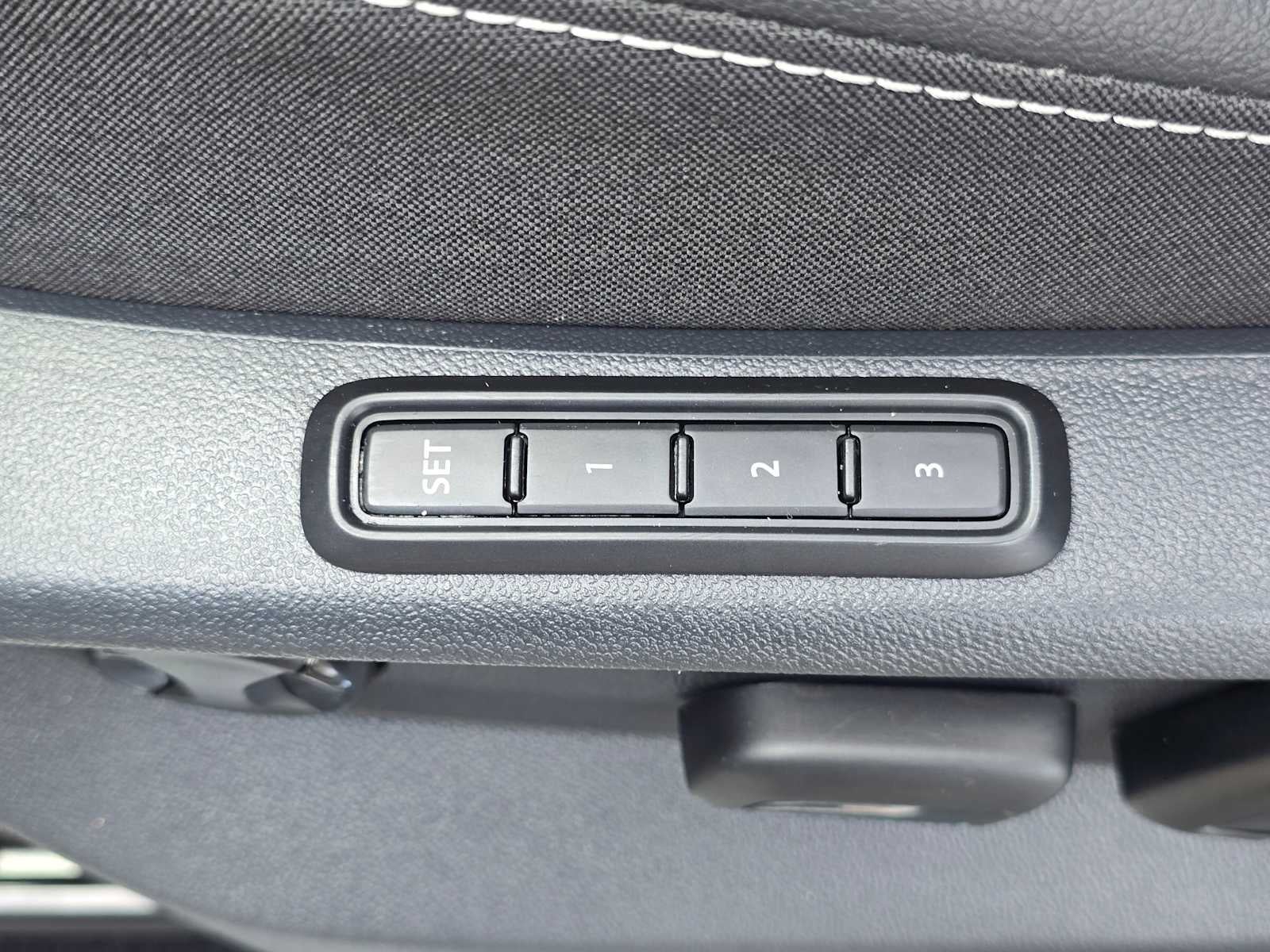 2023 Volkswagen Tiguan SEL R-Line