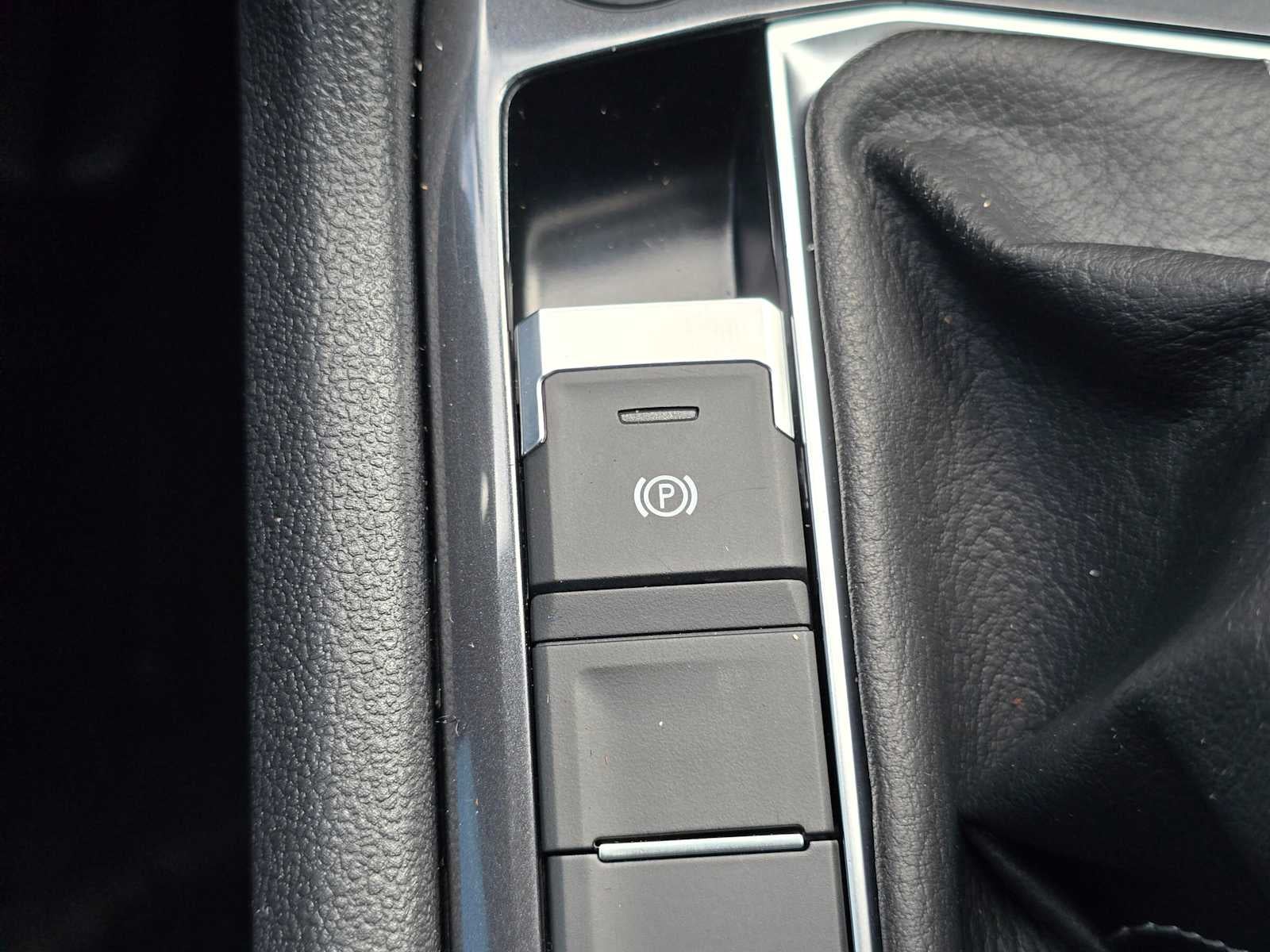 2023 Volkswagen Tiguan SEL R-Line