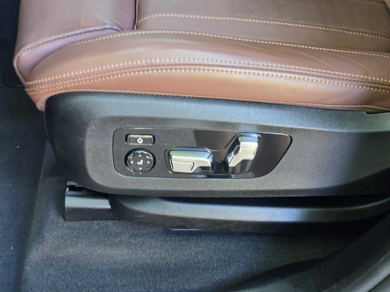 2025 BMW X5 M60i M60i