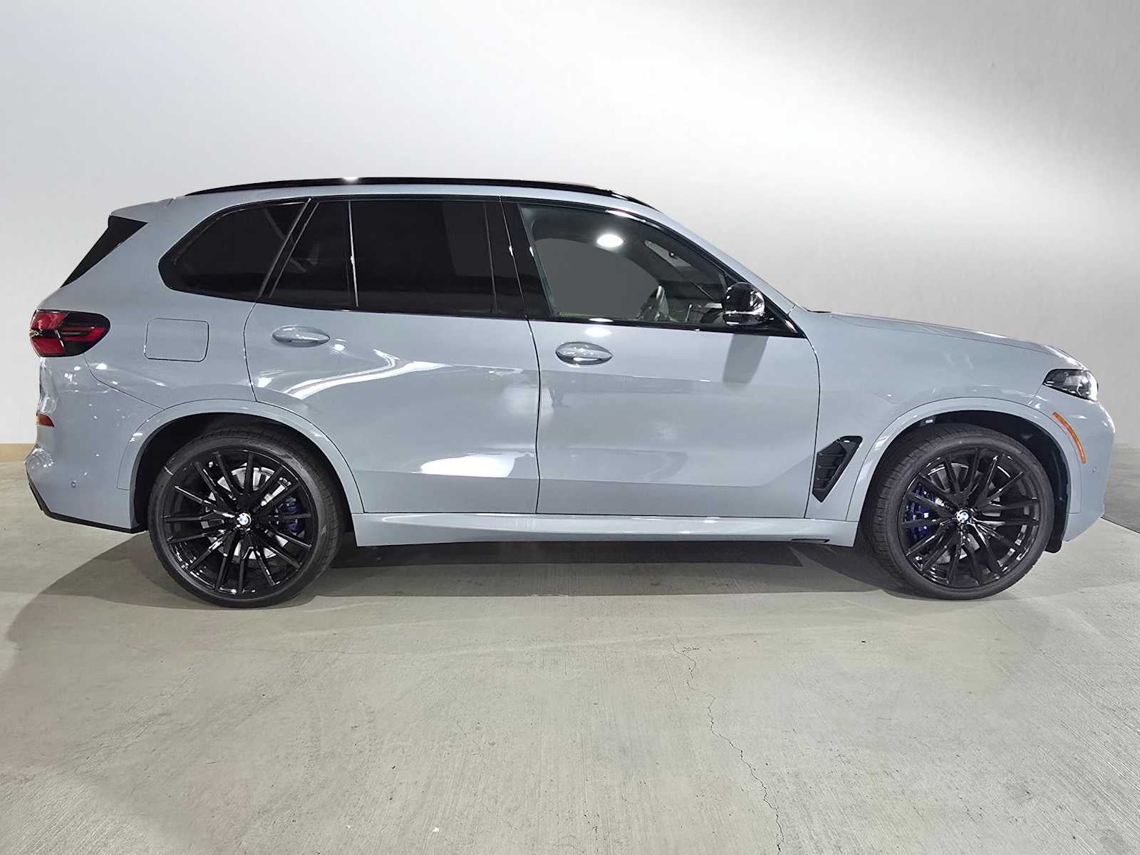 2026 BMW X5 M60i M60i
