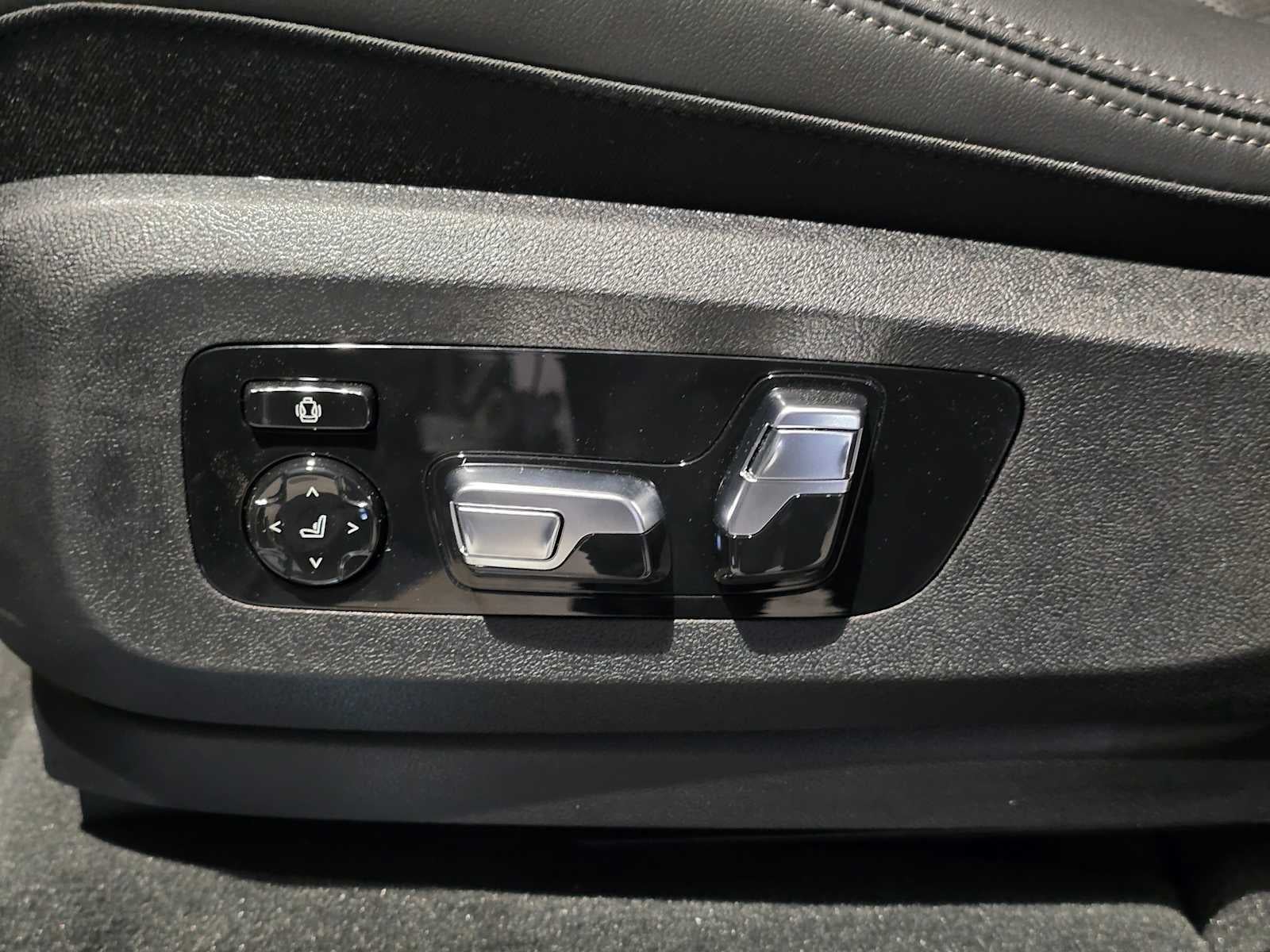 2026 BMW X5 M60i M60i