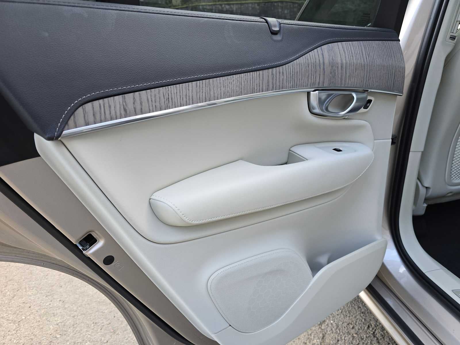 2024 Volvo XC90 Ultimate Bright Theme