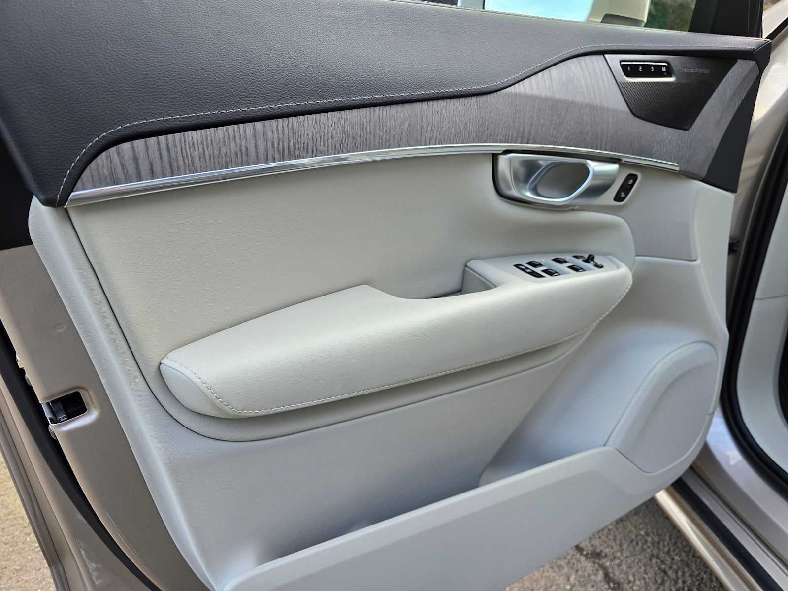 2024 Volvo XC90 Ultimate Bright Theme