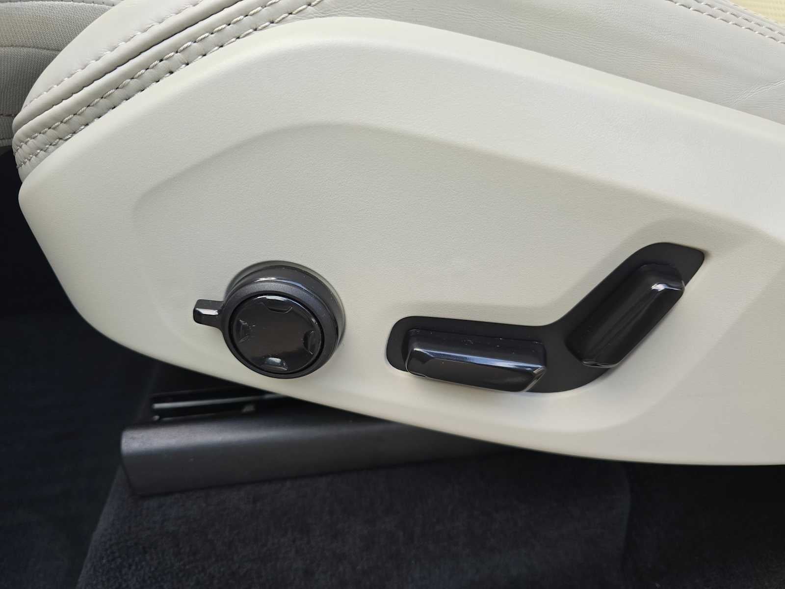 2024 Volvo XC90 Ultimate Bright Theme