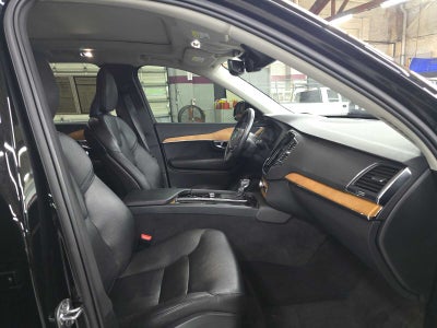 2022 Volvo XC90 Momentum