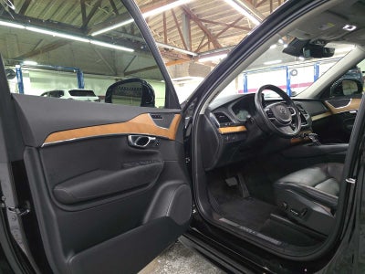 2022 Volvo XC90 Momentum