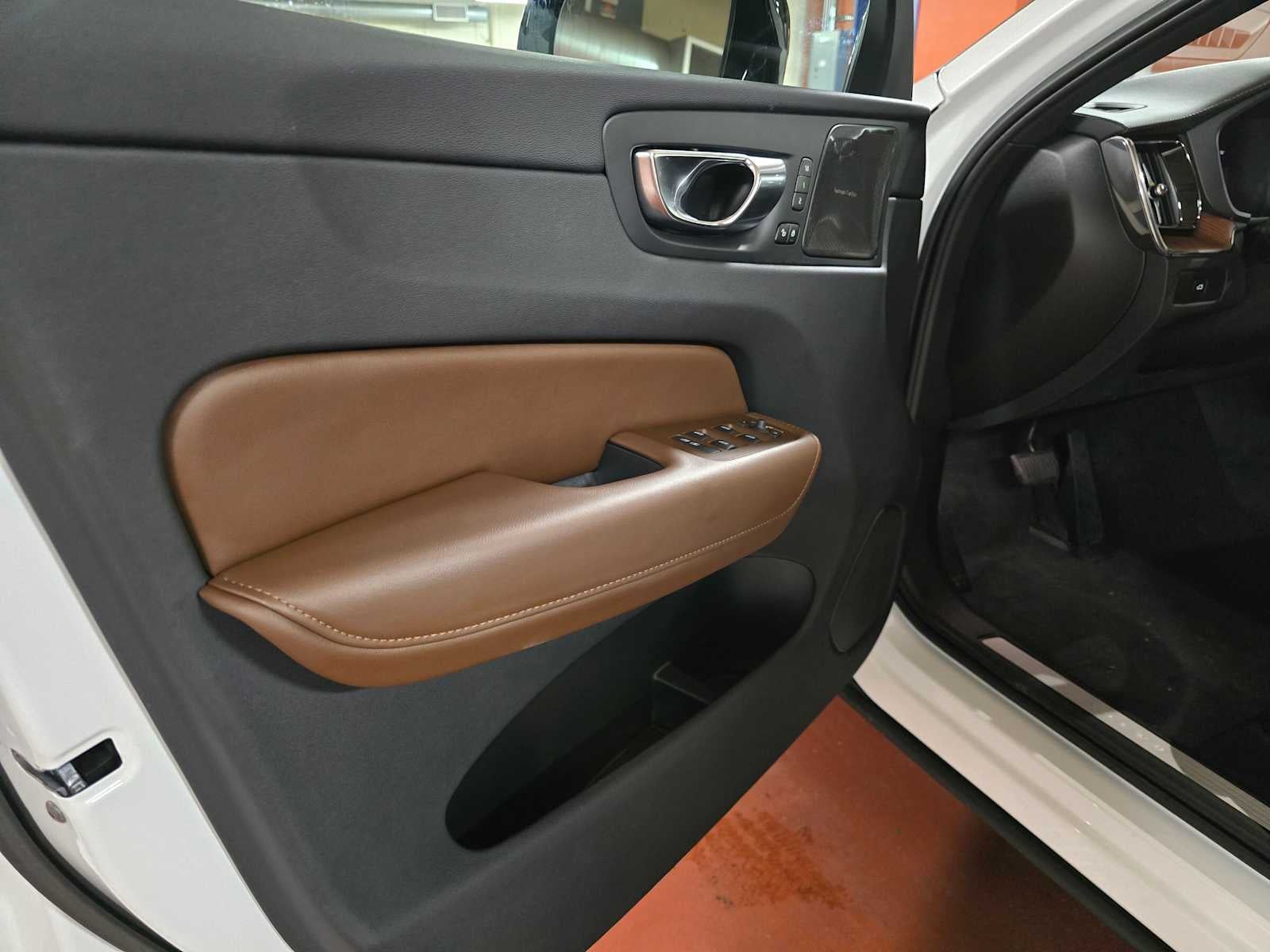 2023 Volvo XC60 Ultimate Dark Theme