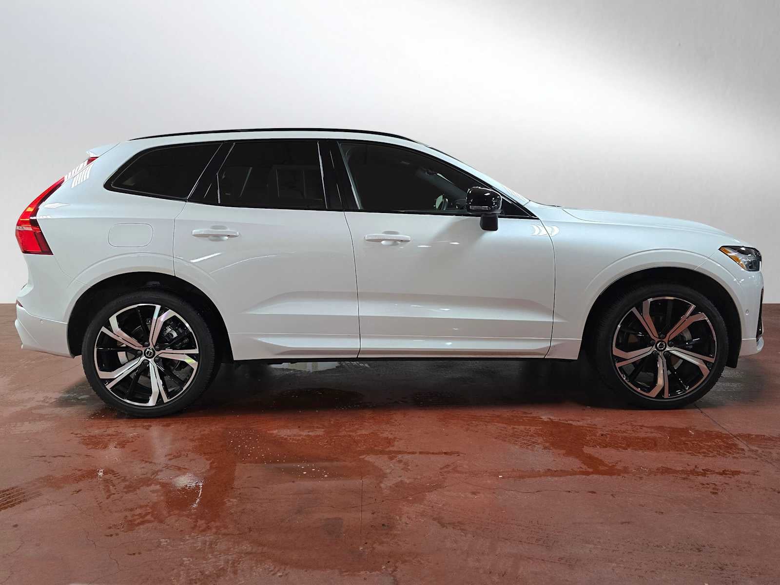 2023 Volvo XC60 Ultimate Dark Theme