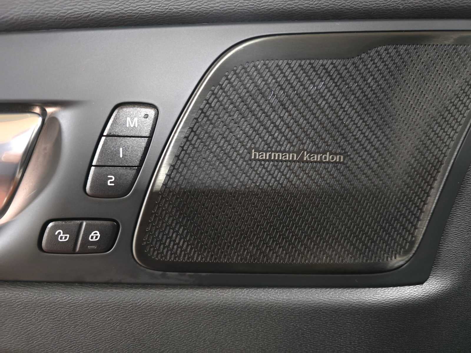 2023 Volvo XC60 Ultimate Dark Theme