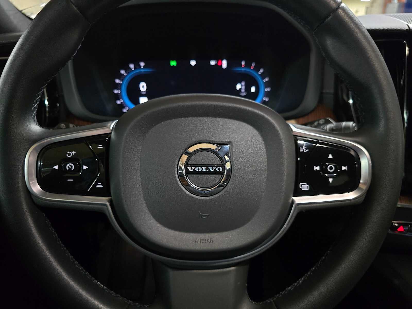 2023 Volvo XC60 Ultimate Dark Theme