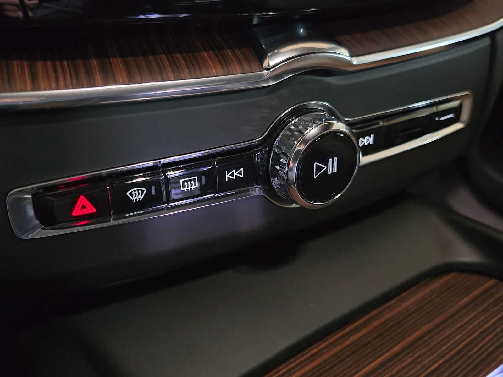 2023 Volvo XC60 Ultimate Dark Theme