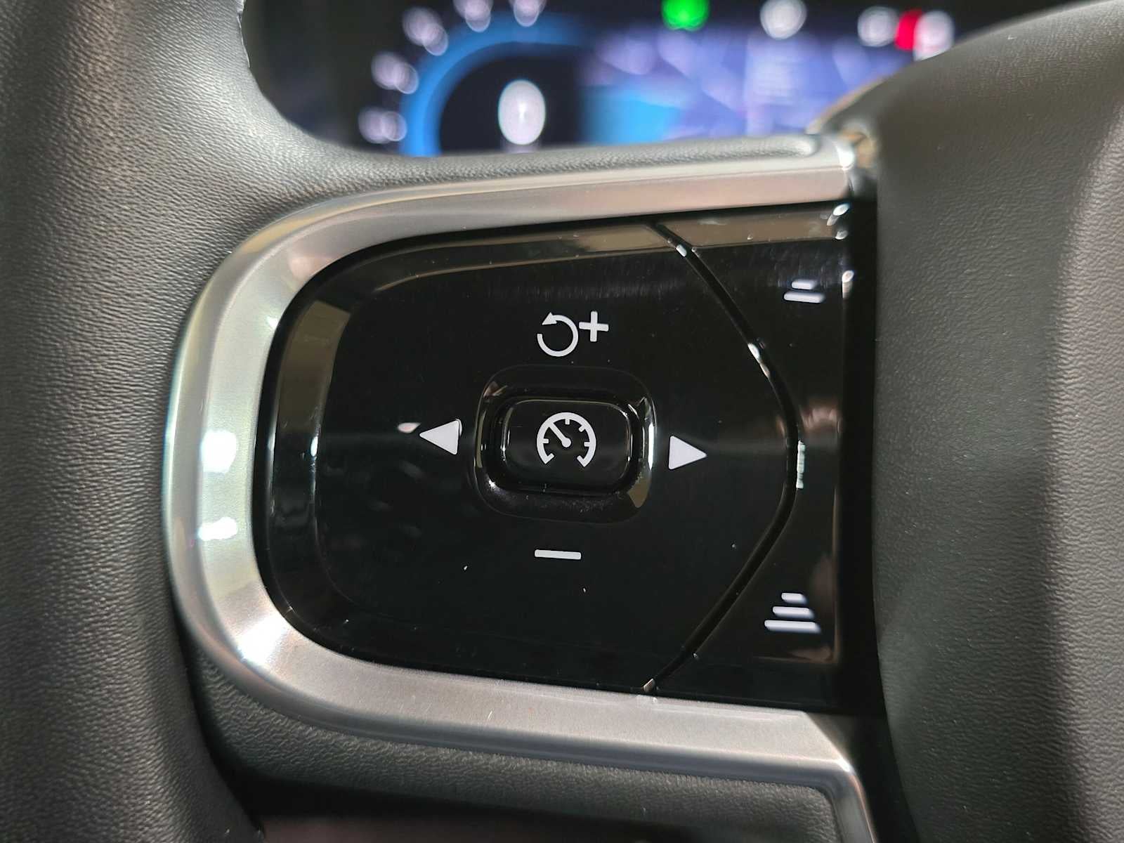 2023 Volvo XC60 Ultimate Dark Theme